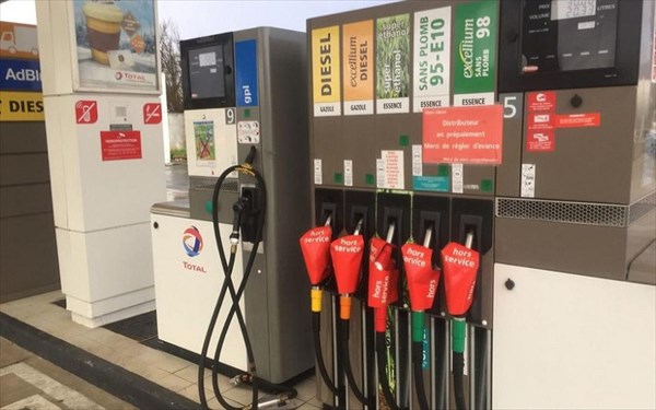 Tuyaux Orange De Pompe À Essence Dans Une Station D'essence Banque