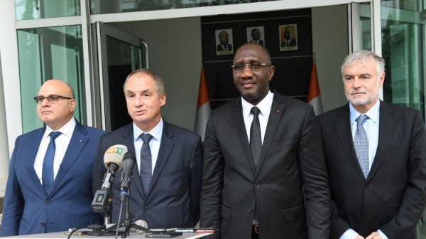 Le ministre ivoirien Souleymane Diarrassouba, accompagné de la délégation de Renault.