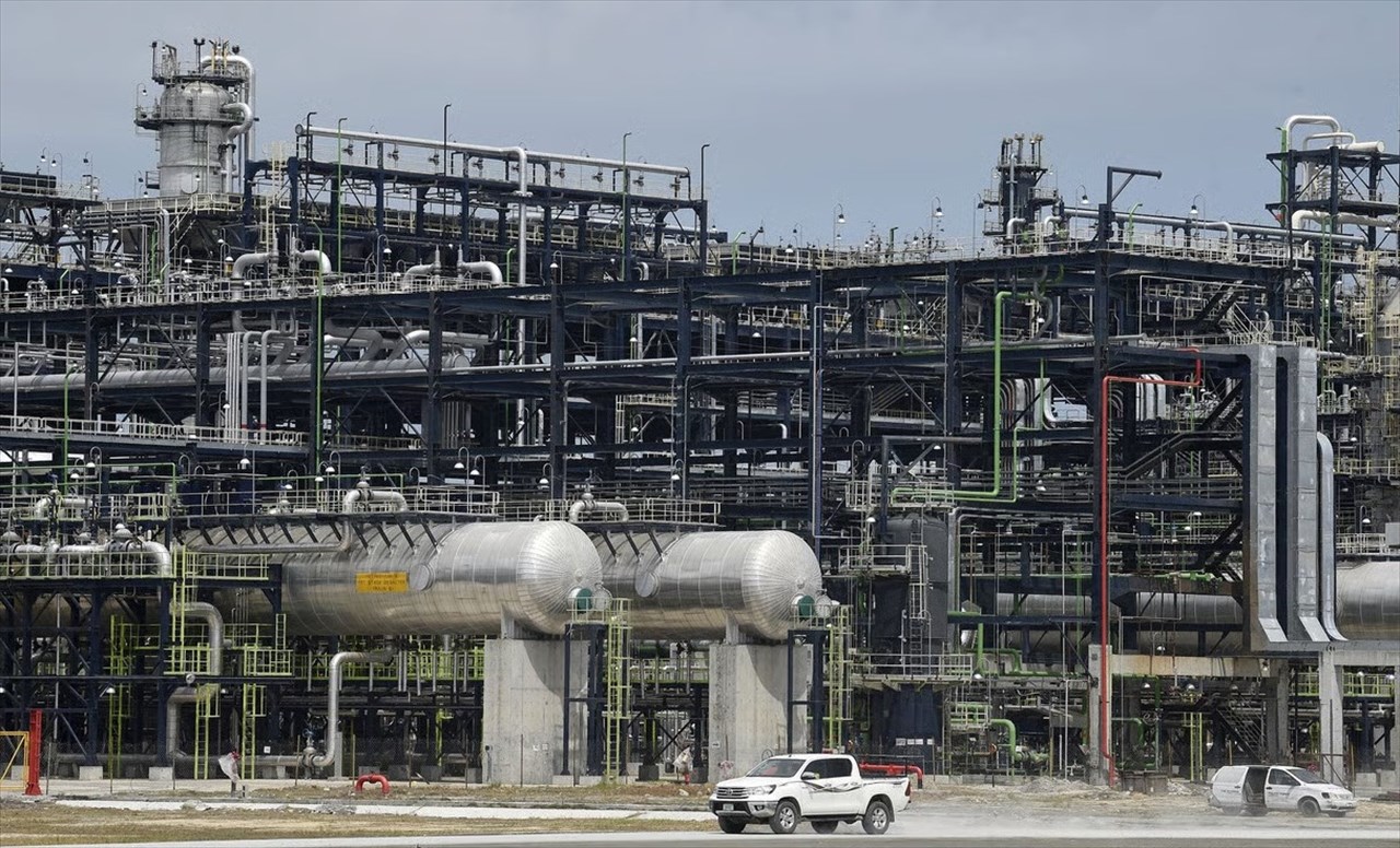 Nigeria : Dangote vend à nouveau le carburant en naira après une brève tarification en dollar
